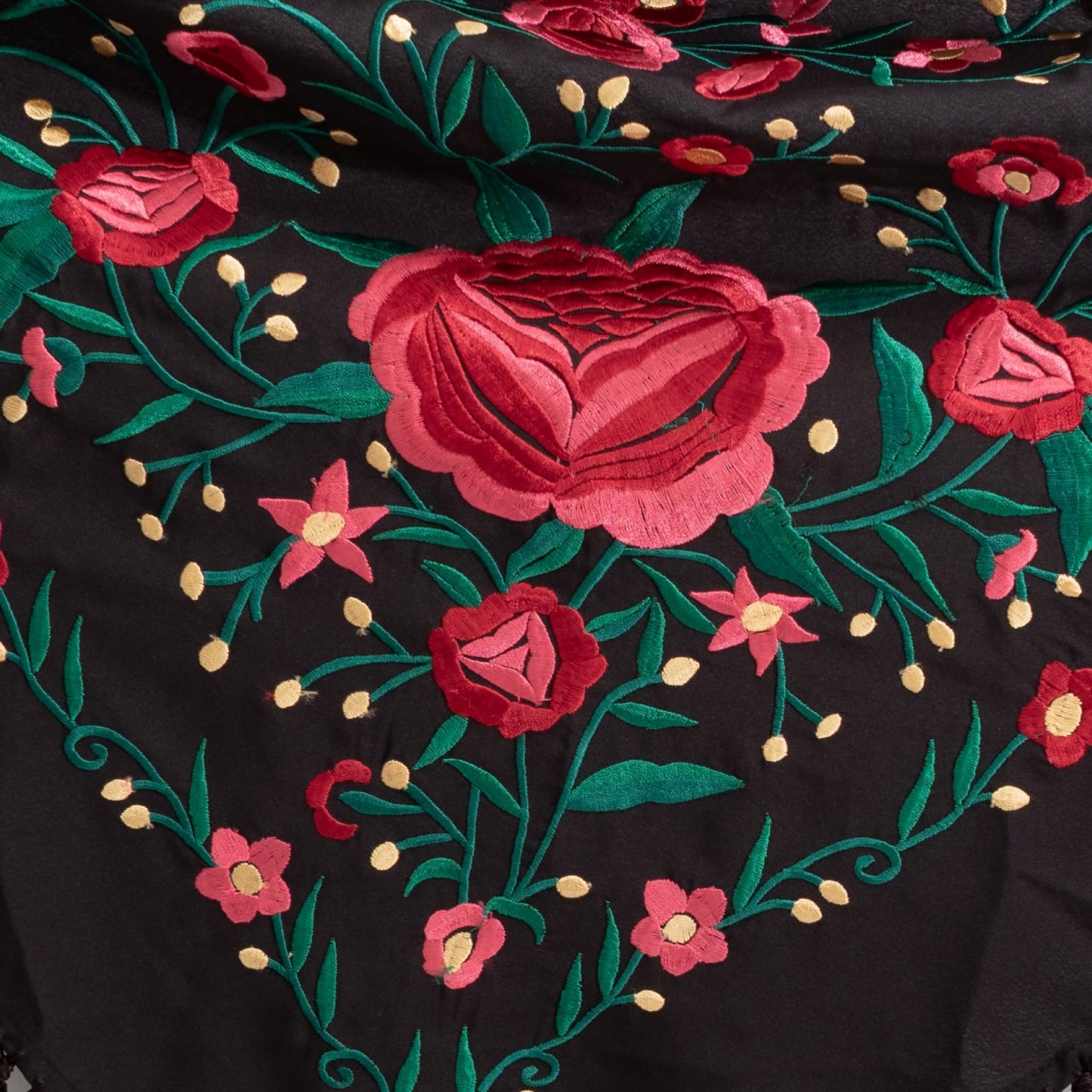 Black and red floral embroidered mantoncillo shawl in crespon.