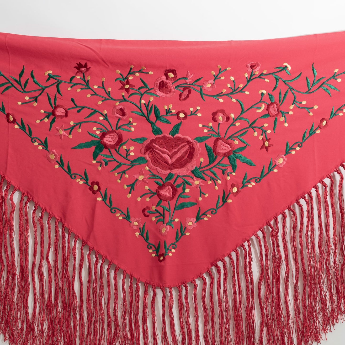 Red floral embroidered mantoncillo shawl in crespon.