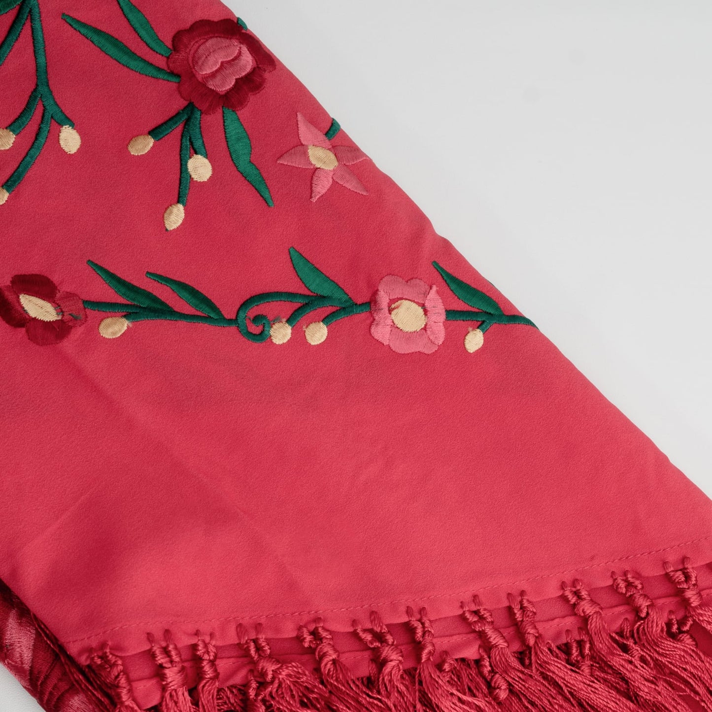 Red floral embroidered mantoncillo shawl in crespon.