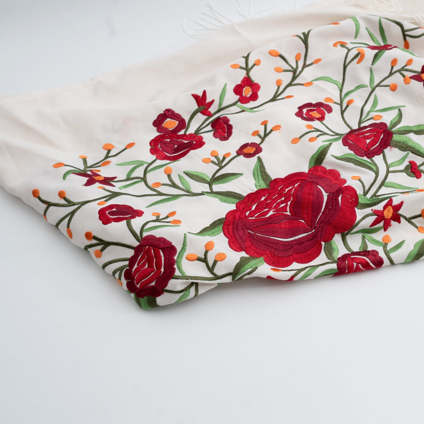 White floral embroidered mantoncillo shawl in crespon.