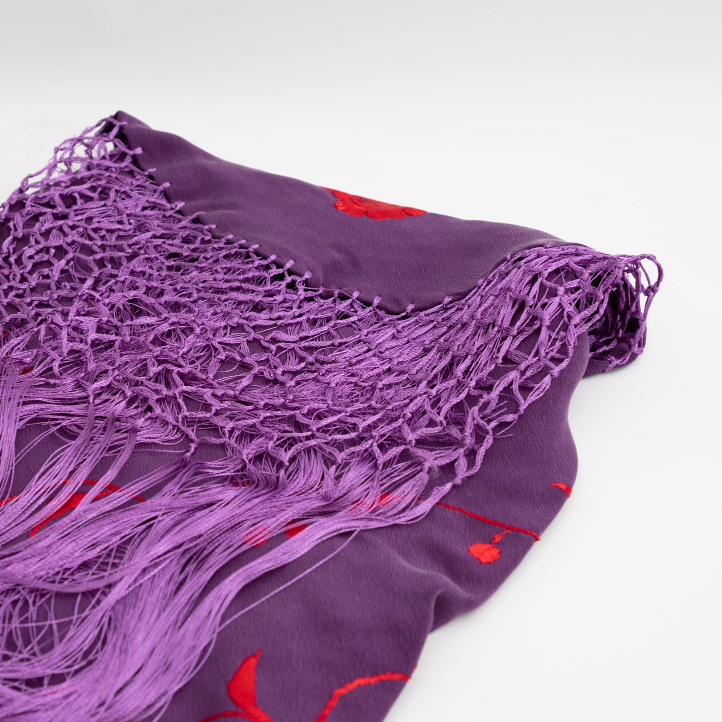 Morado silk floral embroidered by hand mantoncillo shawl.