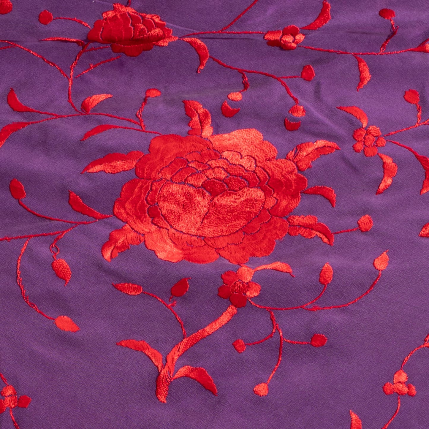 Morado silk floral embroidered by hand mantoncillo shawl.